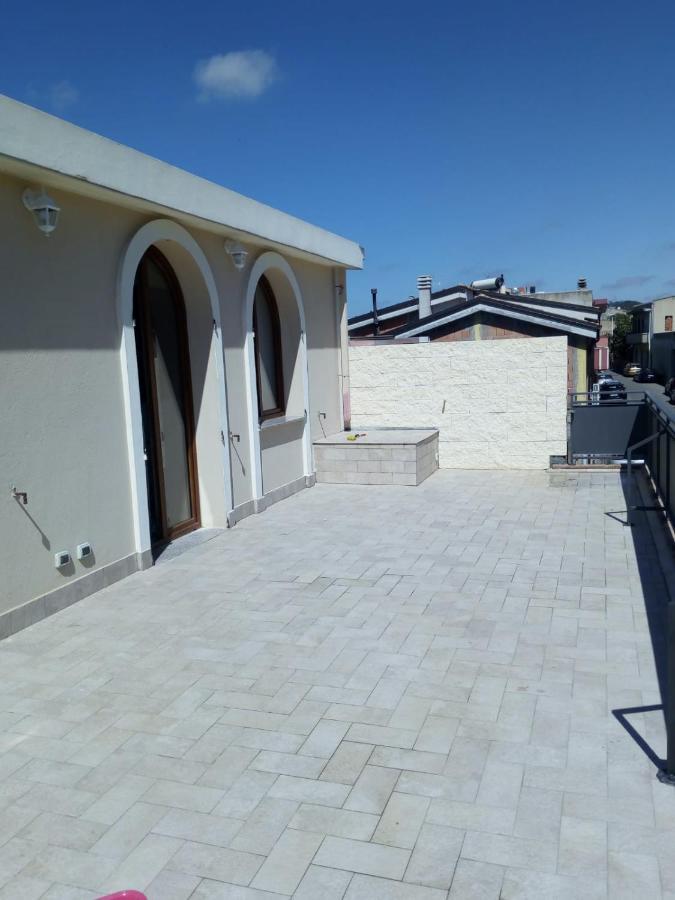 Luminoso Appartamento Con Terrazza......C.U......Q2483 Sìnnai المظهر الخارجي الصورة