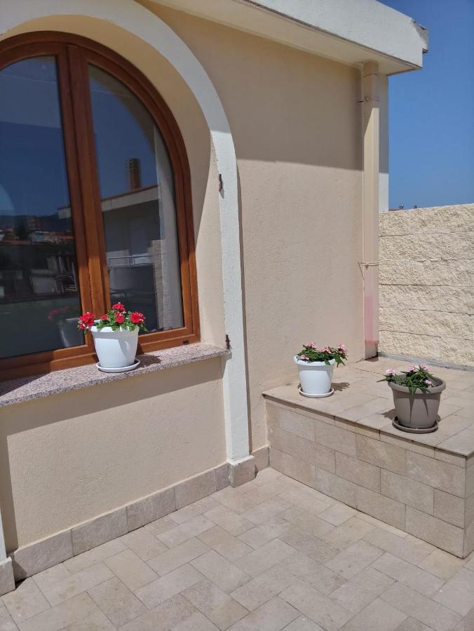 Luminoso Appartamento Con Terrazza......C.U......Q2483 Sìnnai المظهر الخارجي الصورة